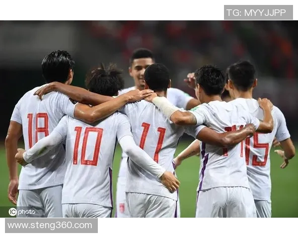 女孩与足球明星携手共度甜蜜时光展现青春梦想与激情碰撞